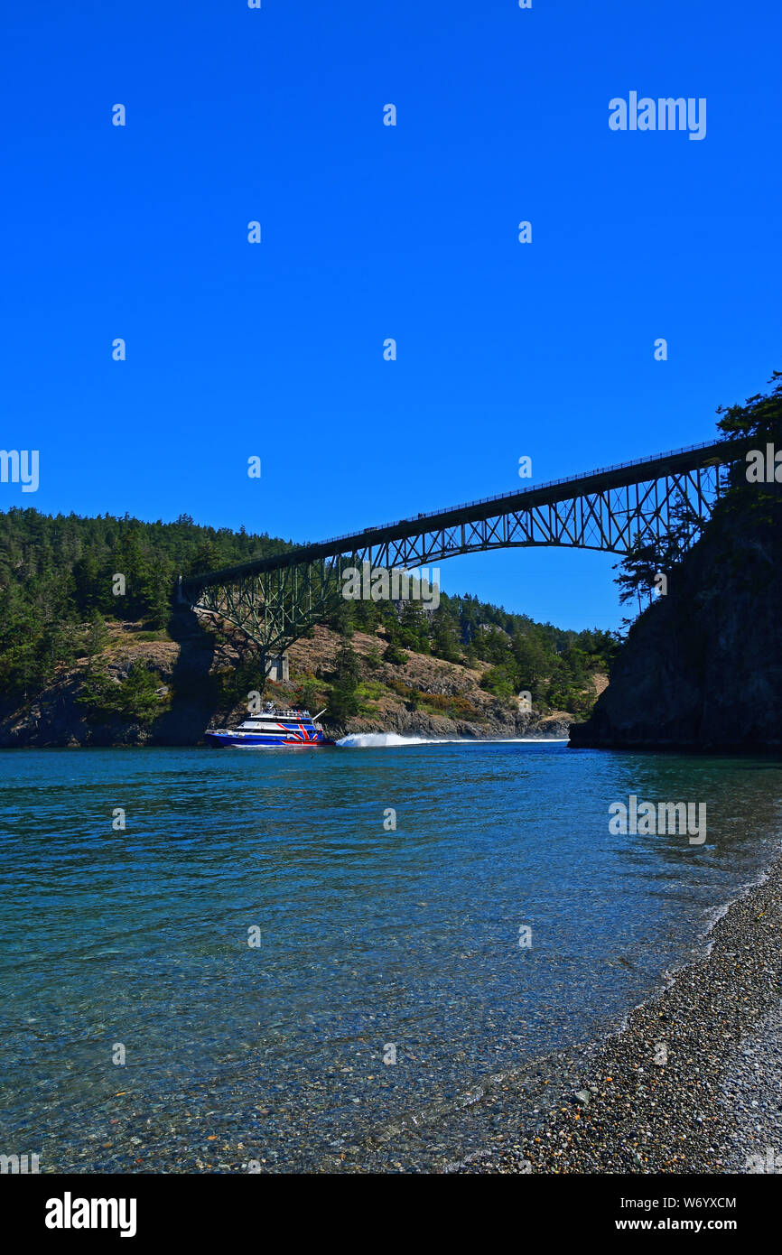 Die Deception Pass Bridge von Little North Beach in Deception Pass State Park, Washington gesehen Stockfoto