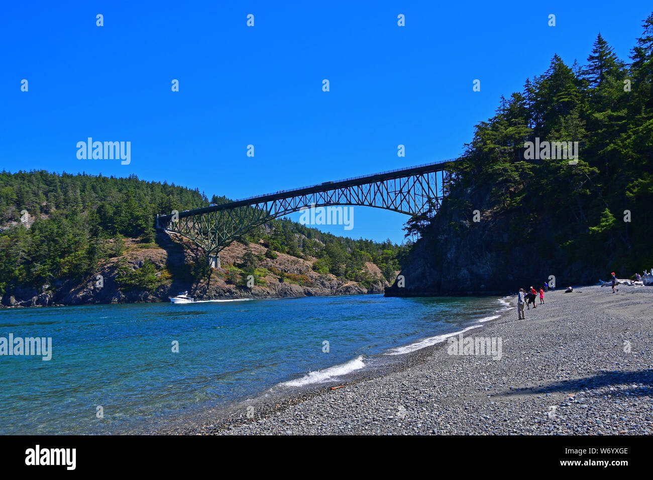 Die Deception Pass Bridge von Little North Beach in Deception Pass State Park, Washington gesehen Stockfoto