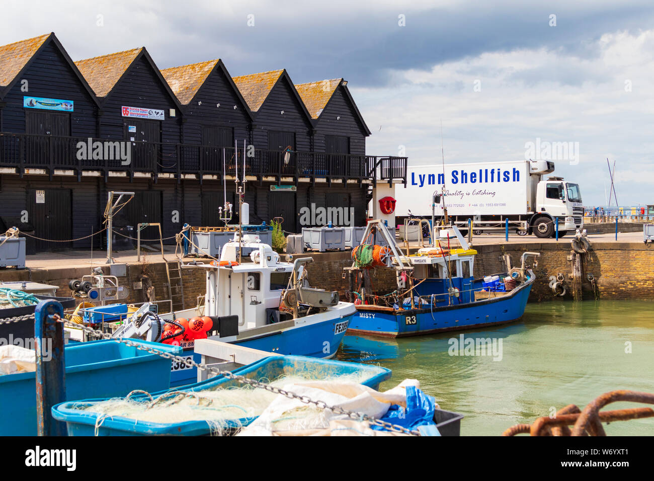 Whitstable Hafen, Fischerboote und Lynn Schalentiere Lkw, Kent, Großbritannien Stockfoto