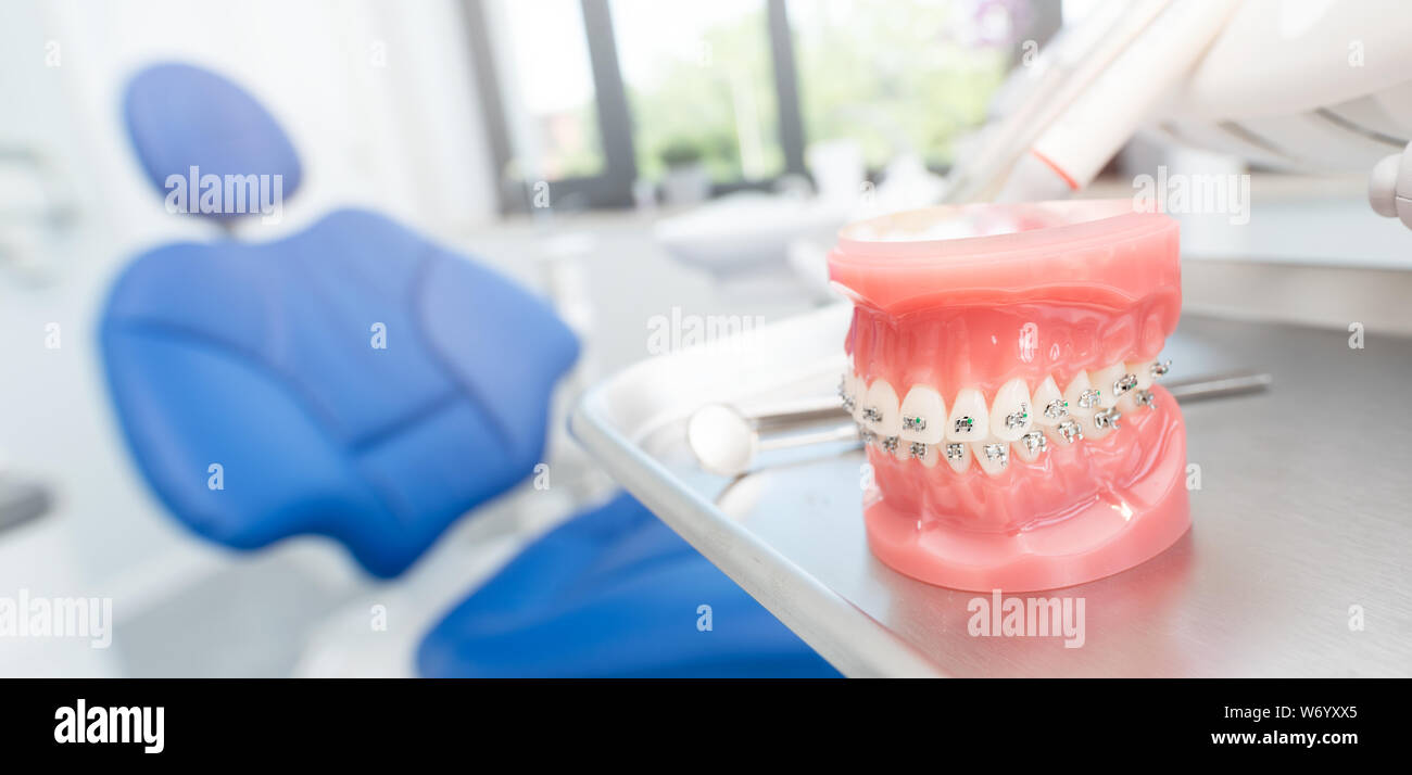 Spannbacken in Zahnarztbüro. Zahnmedizin, Zahnpflege, gesunde Zähne Konzept Stockfoto