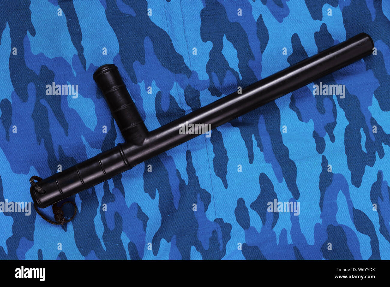 Gummi schwarz Baton auf Blau urban russischen Bereitschaftspolizei camouflage Flach "top-down"-Perspektive. Stockfoto