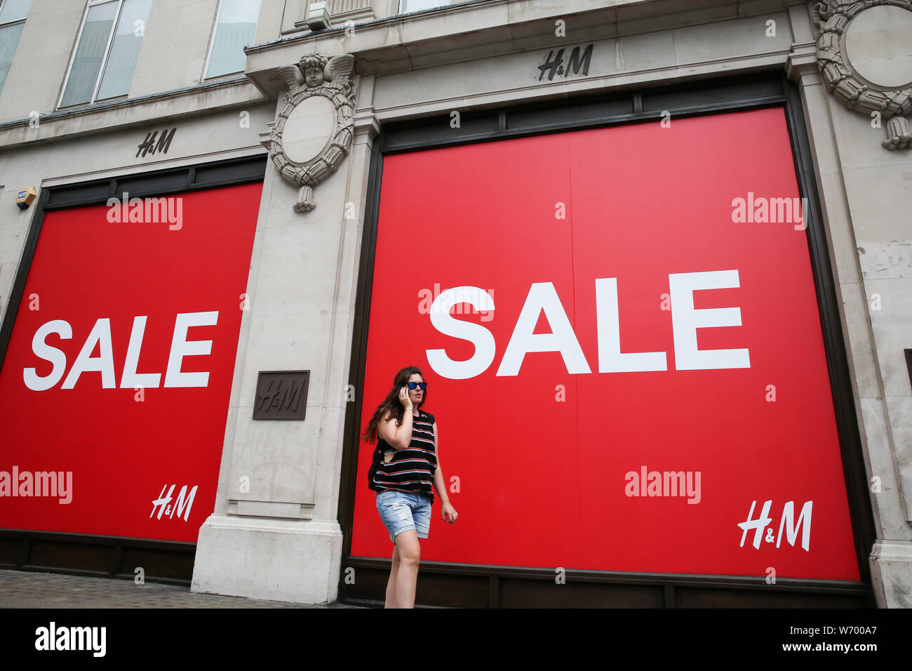 Ein großer Verkauf Fenster angezeigt, bei H&M im Zentrum von London. Stockfoto