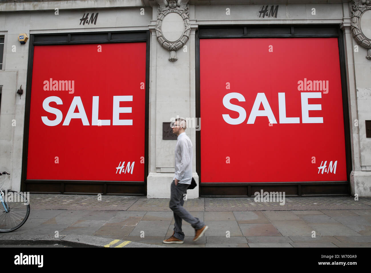 Ein großer Verkauf Fenster angezeigt, bei H&M im Zentrum von London. Stockfoto