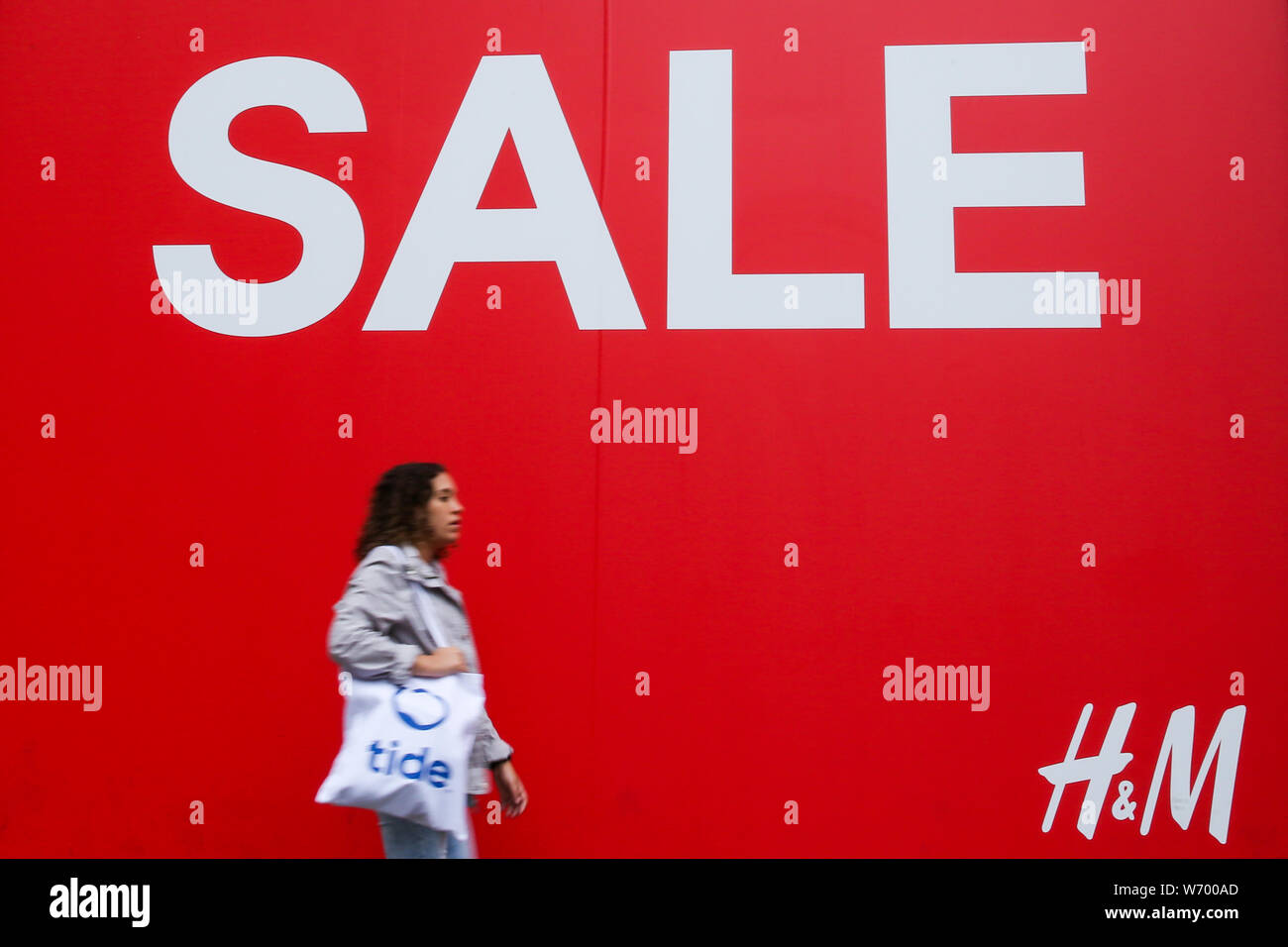 Ein großer Verkauf Fenster angezeigt, bei H&M im Zentrum von London. Stockfoto