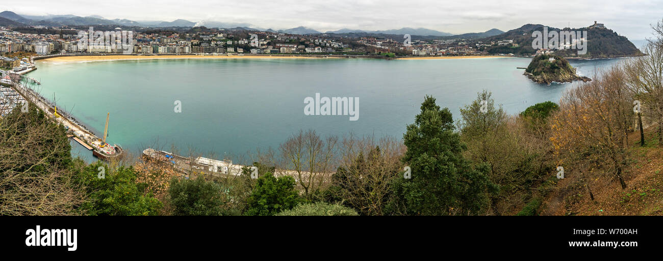 Weiten Panoramablick auf die berühmte Bucht von La Concha in San Sebastian von Monte Urgull während der Wintersaison, Baskenland, Spanien Stockfoto