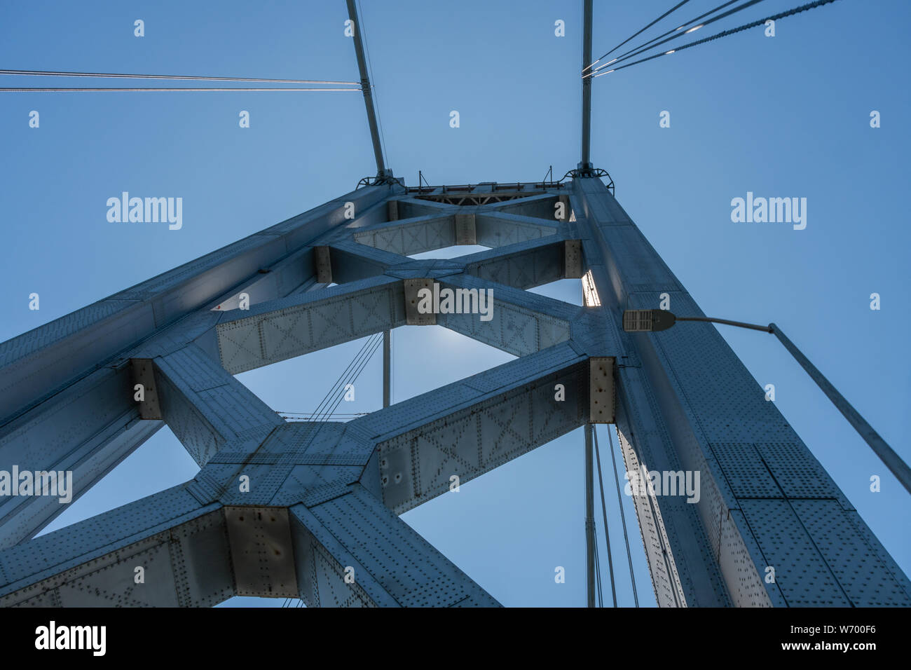 Detailansicht der Bay Bridge Tower in San Francisco von unten, Nordkalifornien Stockfoto