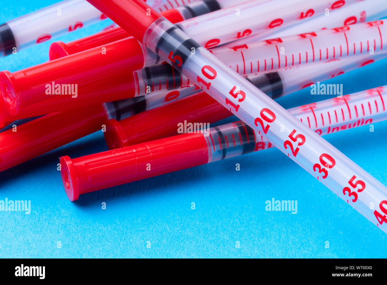 1 ml Insulin spritzen auf einem blauen Hintergrund. Stockfoto