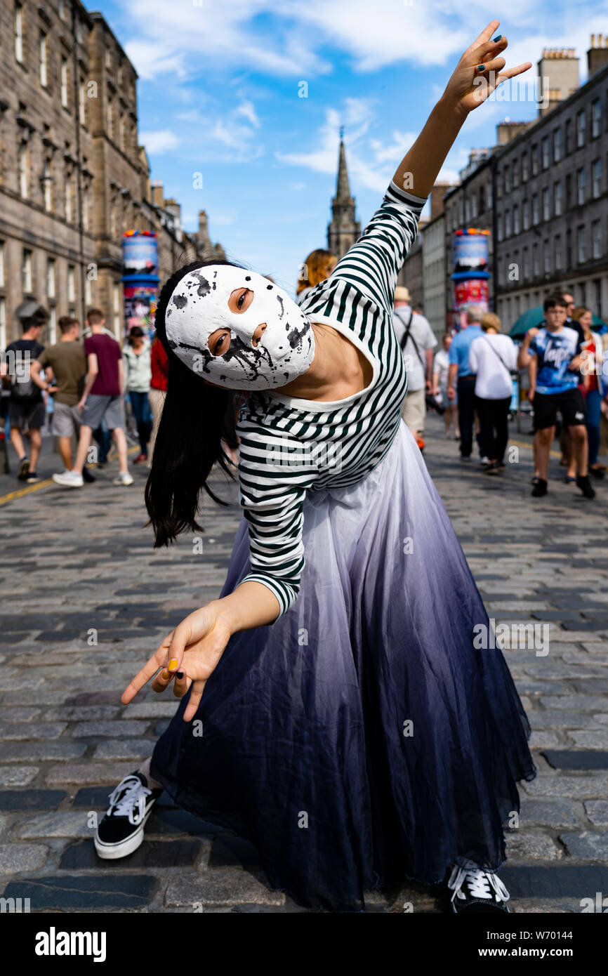 Edinburgh, Schottland, Großbritannien. 3. August 2019. Am ersten Wochenende des Edinburgh Fringe Festival gutes Wetter brachte Tausende von Touristen die viele Straßenkünstler auf der Royal Mile in Edinburgh Altstadt zu genießen. Bild, Künstler aus der Goldschmiede, Goldschmiede CTTA Gesellschaft Konfuzius Institut für Tanz und Performance im Kostüm für die Produktion des Chaos. Iain Masterton/Alamy leben Nachrichten Stockfoto