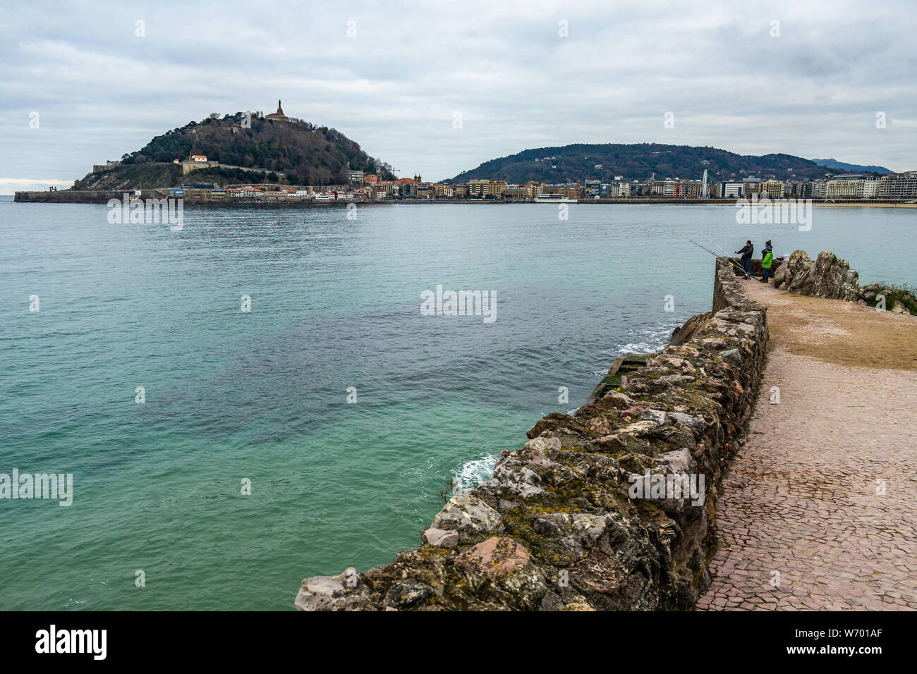 Blick auf die Bucht von La Concha und Monte Urgull im Winter in San Sebastian, Baskenland, Spanien Stockfoto