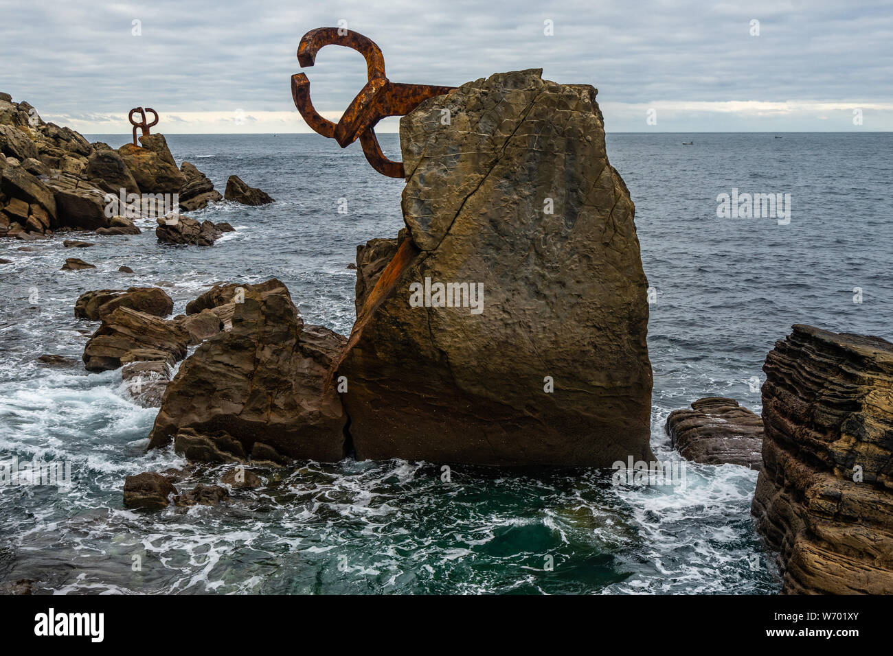 Marine in San Sebastian mit Peine del Viento (Wind Kamm) Skulptur, Baskenland, Spanien Stockfoto