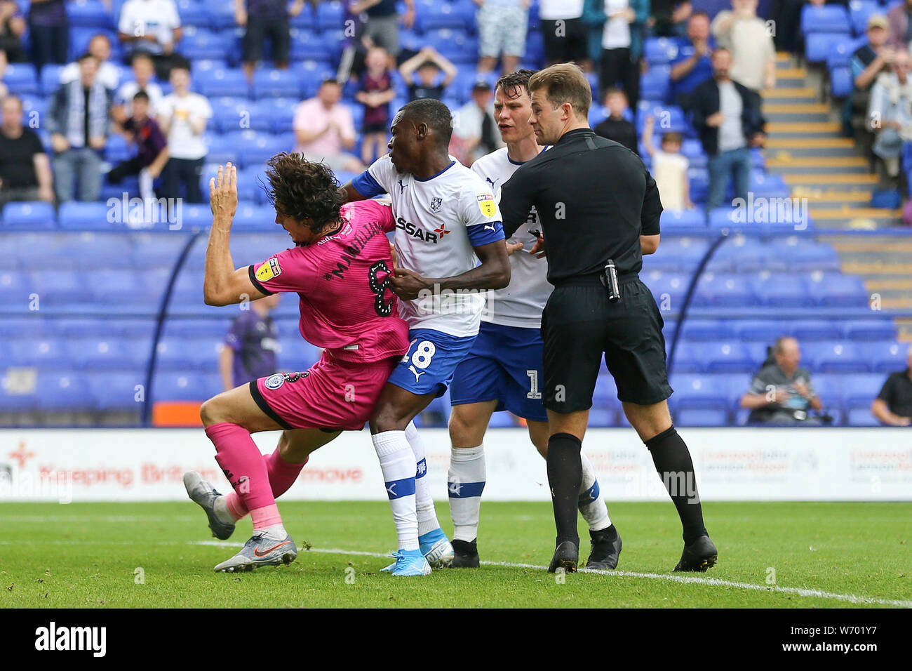 Rushian Hepburn-Murphy der Tranmere Rovers (Mitte) ringt Michael Jordan Williams von Rochdale zu Boden und erhielt dann eine rote Karte von Anthony Blackhouse. EFL Skybet Fußball-Liga ein Spiel, Tranmere Rovers v Rochdale in Prenton Park, Birkenhead, Wirral am Samstag, den 3. August 2019. Dieses Bild dürfen nur für redaktionelle Zwecke verwendet werden. Nur die redaktionelle Nutzung, eine Lizenz für die gewerbliche Nutzung erforderlich. Keine Verwendung in Wetten, Spiele oder einer einzelnen Verein/Liga/player Publikationen. pic von Chris Stading/Andrew Orchard sport Fotografie/Alamy leben Nachrichten Stockfoto