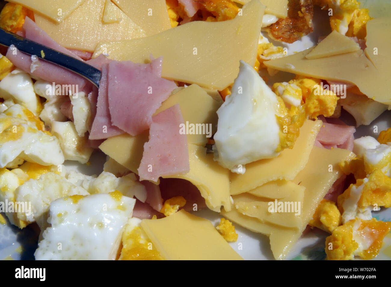 Schinken und Eiern. Gesundes Frühstück. Rührei und Schinken und Käse. Stockfoto