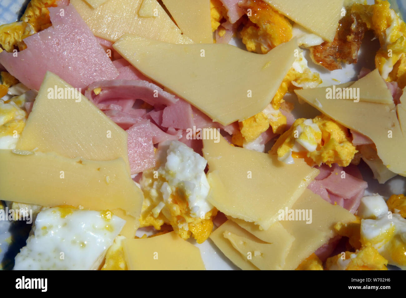Schinken und Eiern. Gesundes Frühstück. Rührei und Schinken und Käse. Stockfoto