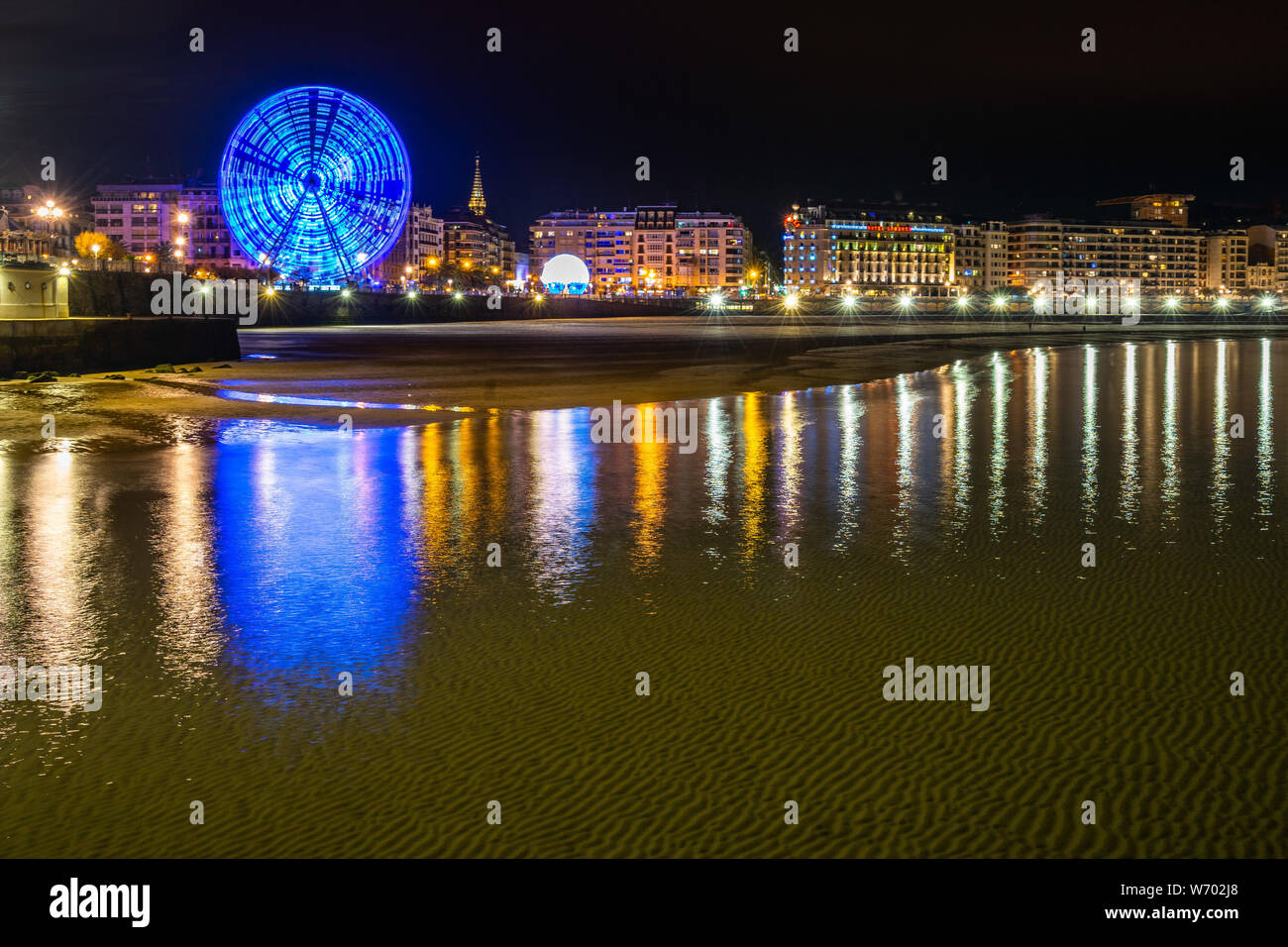 Nacht Stadtbild von San Sebastian gesehen vom Strand La Concha. San Sebastian, Baskenland, Spanien, Januar 2019 Stockfoto