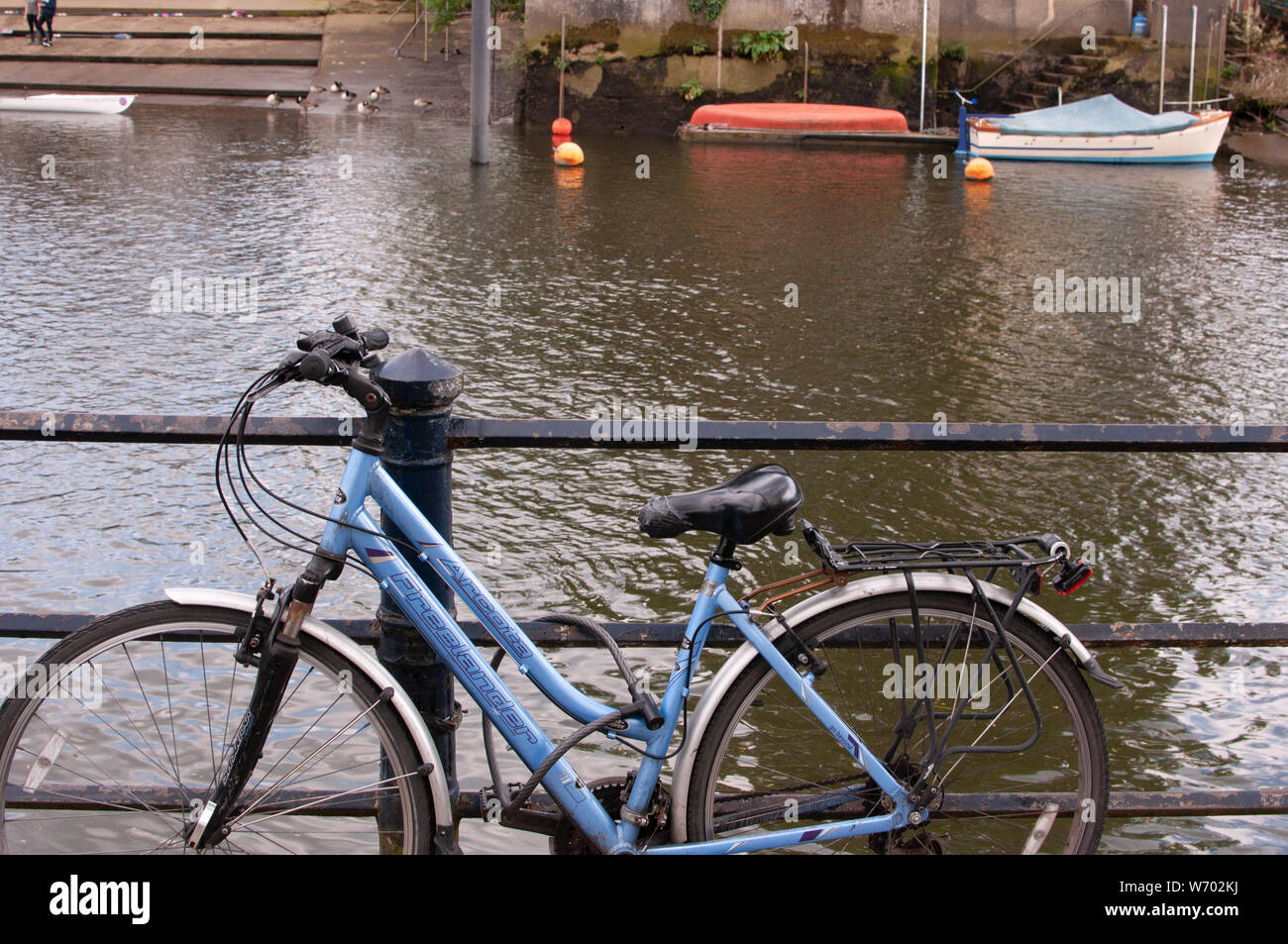 Fahrrad auf Riverside Twickenham Middlesex GROSSBRITANNIEN Stockfoto
