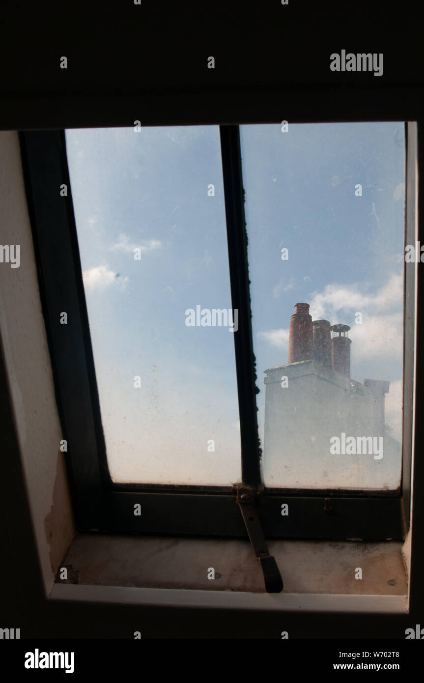 Dachfenster und Schornsteine Stockfoto