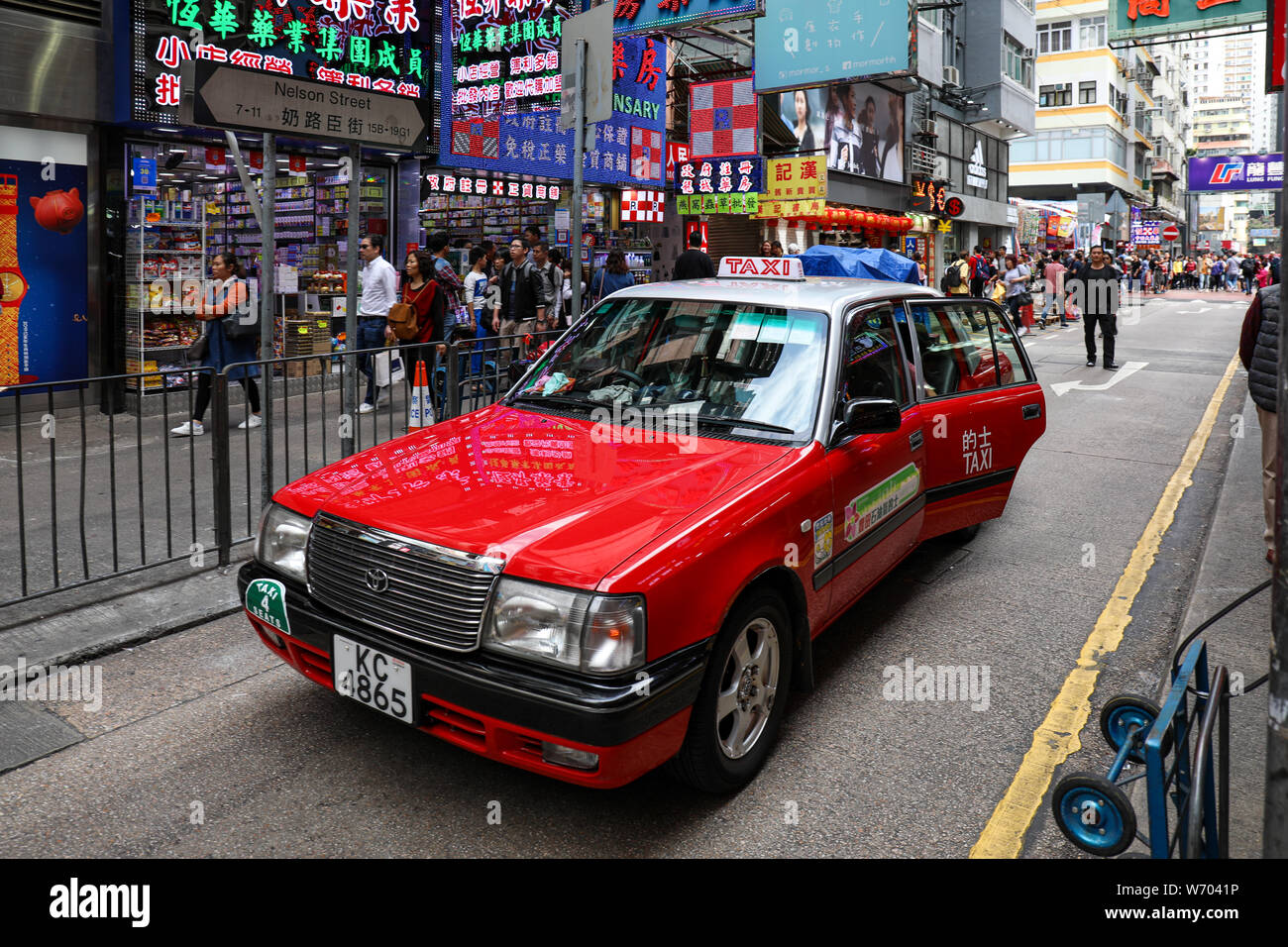Red urban Taxi in Mong Kok, Hong Kong Stockfoto