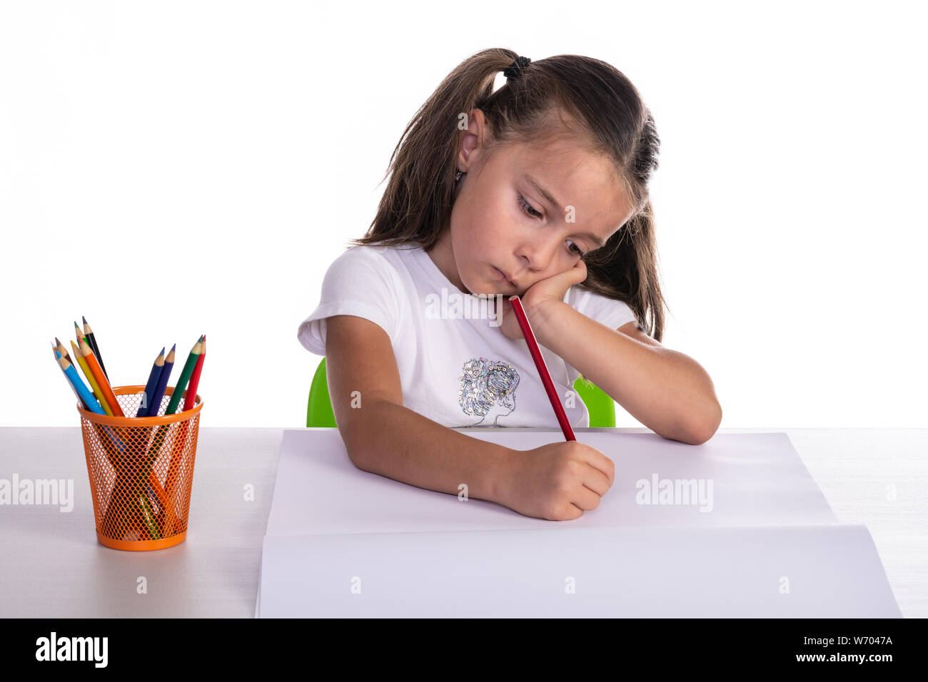 Mädchen ab leeres Papier mit Buntstiften auf Tisch, isoliert auf weißem zu zeichnen. Konzept der Kinder Hobby oder Kindheit, glücklich, Lebensstil. Stockfoto