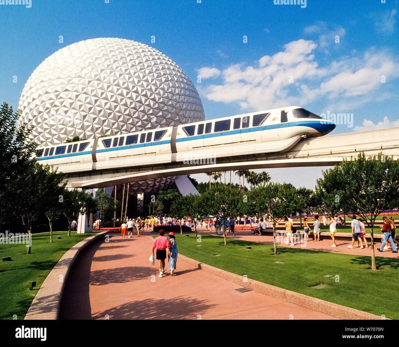 Ein Walt Disney World Monorail Bahn gleitet über den Besuchern zu einem riesigen geodätische Kugel namens Raumschiff Erde, dass ist das Symbol von Epcot, einer von vier Themenparks innerhalb der Welt-berühmten Disney Freizeitpark in der Nähe von Orlando in Florida, USA. Epcot ist die Abkürzung für experimentellen Prototyp Gemeinschaft von morgen und war ursprünglich geplant, eine utopische Stadt zu sein. Es hat jedoch in zwei thematische Bereiche: Welt der Zukunft, die Wissenschaft und Technologie und World Showcase mit dem Lebensstil von 11 verschiedenen Ländern entwickelt. Seit der Eröffnung im Jahr 1971, Disney World hat eine amerikanische Ikone geworden. Stockfoto