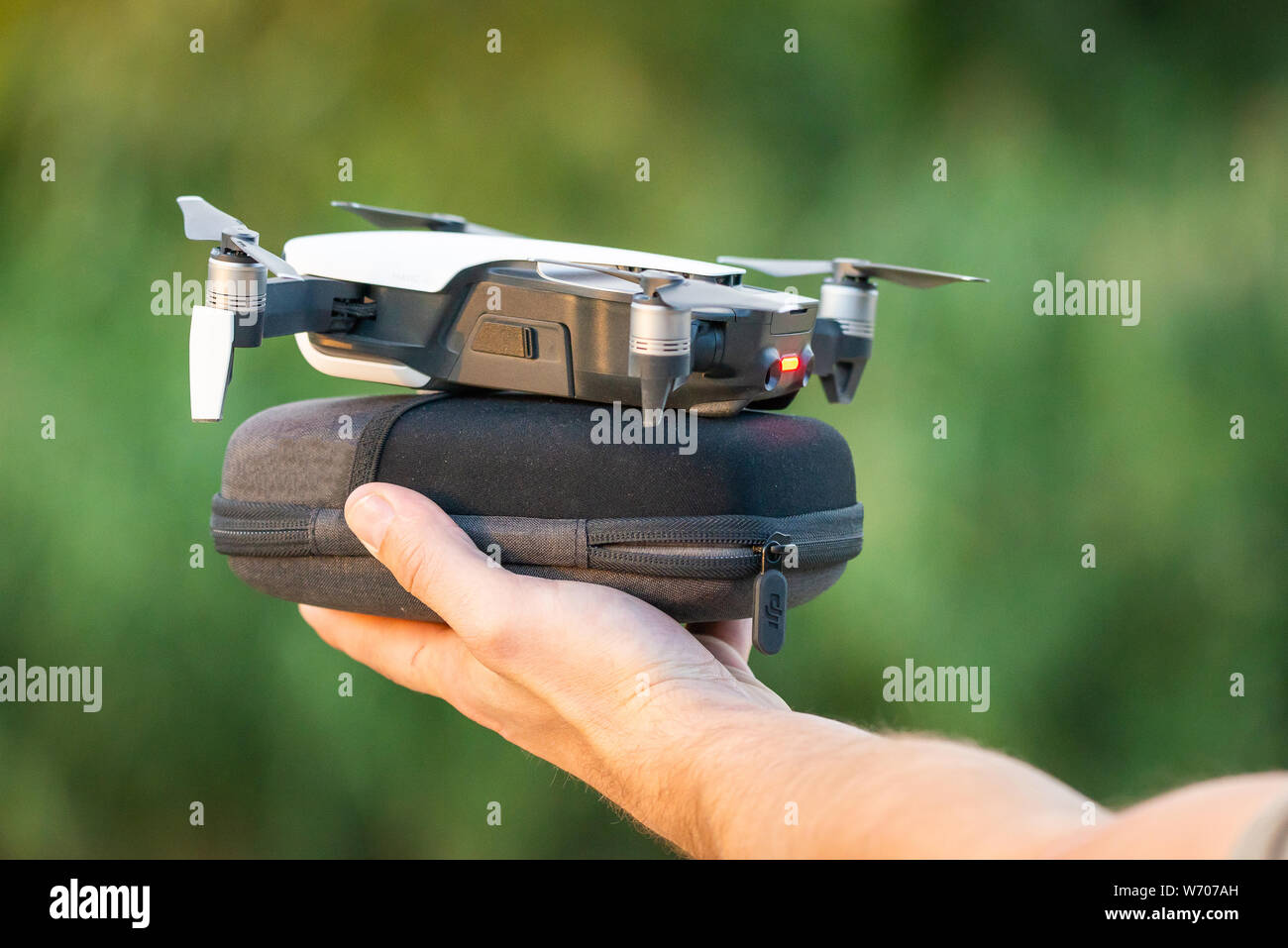 Russland, Sinyavskoe: 20. August 2018: DJI Mavic Luft drone bereit, von Fall in den Männern die Hand zu starten. Kleinste moderne klappbare Drone mit 4K-Fähigkeit Stockfoto