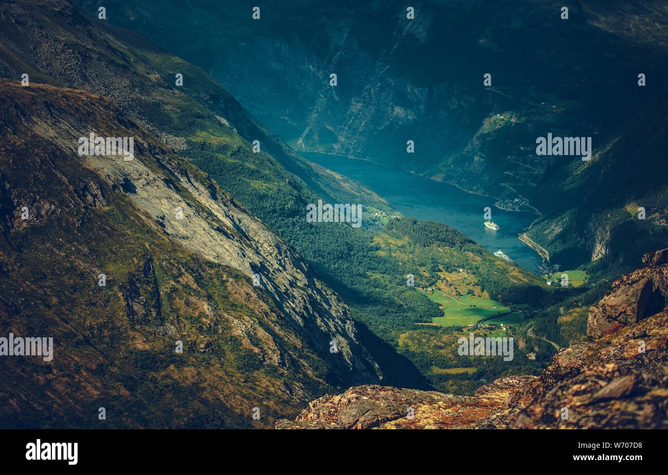 Geiranger Sommer Landschaft. Berühmten norwegischen Dorf Geiranger. Stockfoto