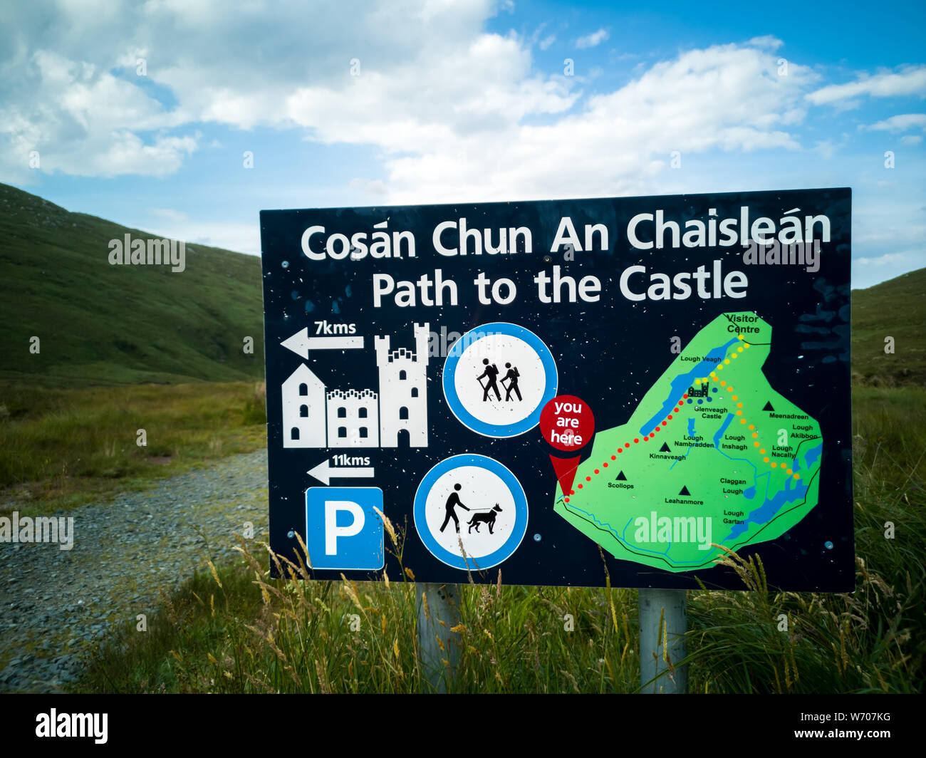 GLENVEAG/IRLAND - 02 AUGUST 2019: Dieser Weg führt zu den Castle und Loch in der Glenveagh National Park, County Donegal Stockfoto