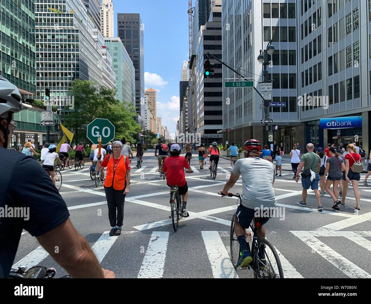 New York, USA. 03 Aug, 2019. Menschen erobern Park Avenue, die für Autos gesperrt ist, mit dem Fahrrad und zu Fuß. Elf Kilometer von der normalerweise stark befahrenen Straße - zwischen Brooklyn Bridge und der Upper East Side - frei von Autos und Lastwagen für mehrere Stunden im Sommer Straßen Festival. Credit: Christina Horsten/dpa/Alamy leben Nachrichten Stockfoto