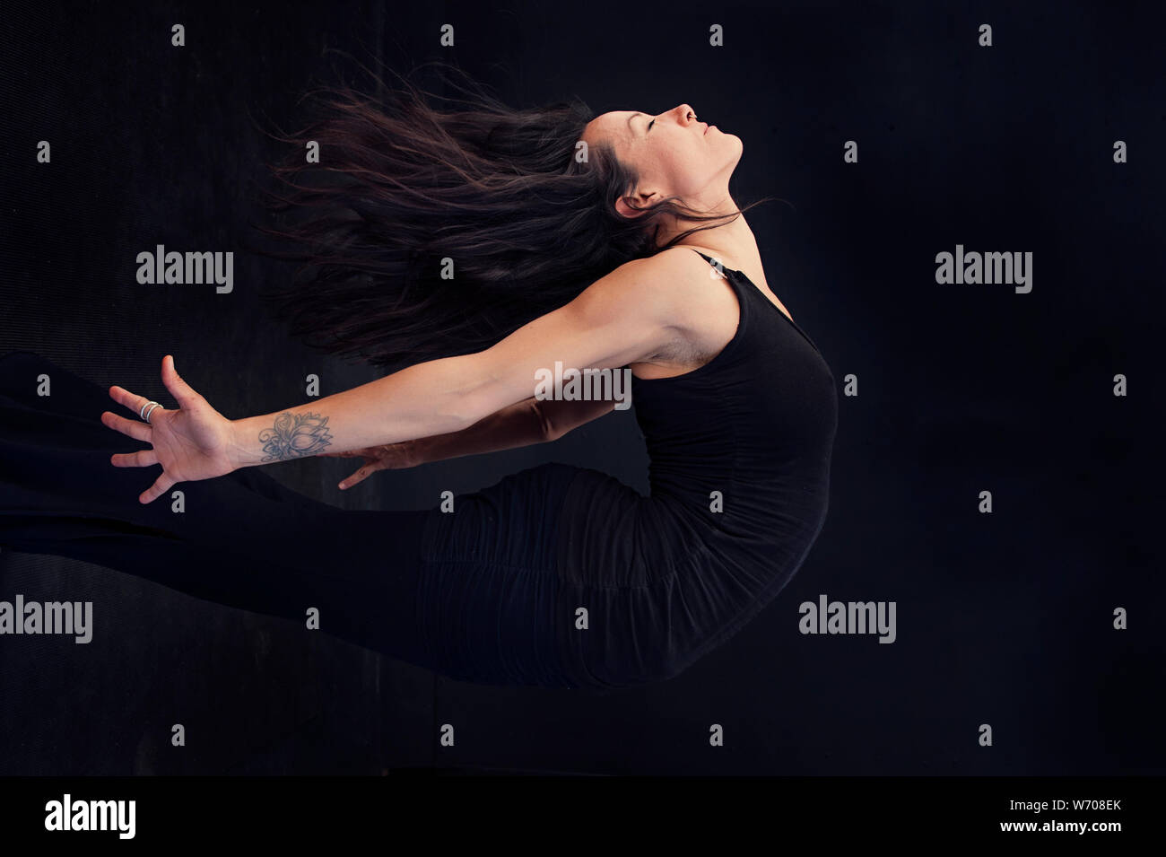 Schamanische Frauen leuchtende Heilung Ritual. Stockfoto