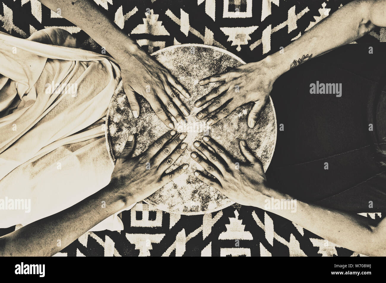 Die Hände von zwei Frauen symbolisch Drumming. Stockfoto