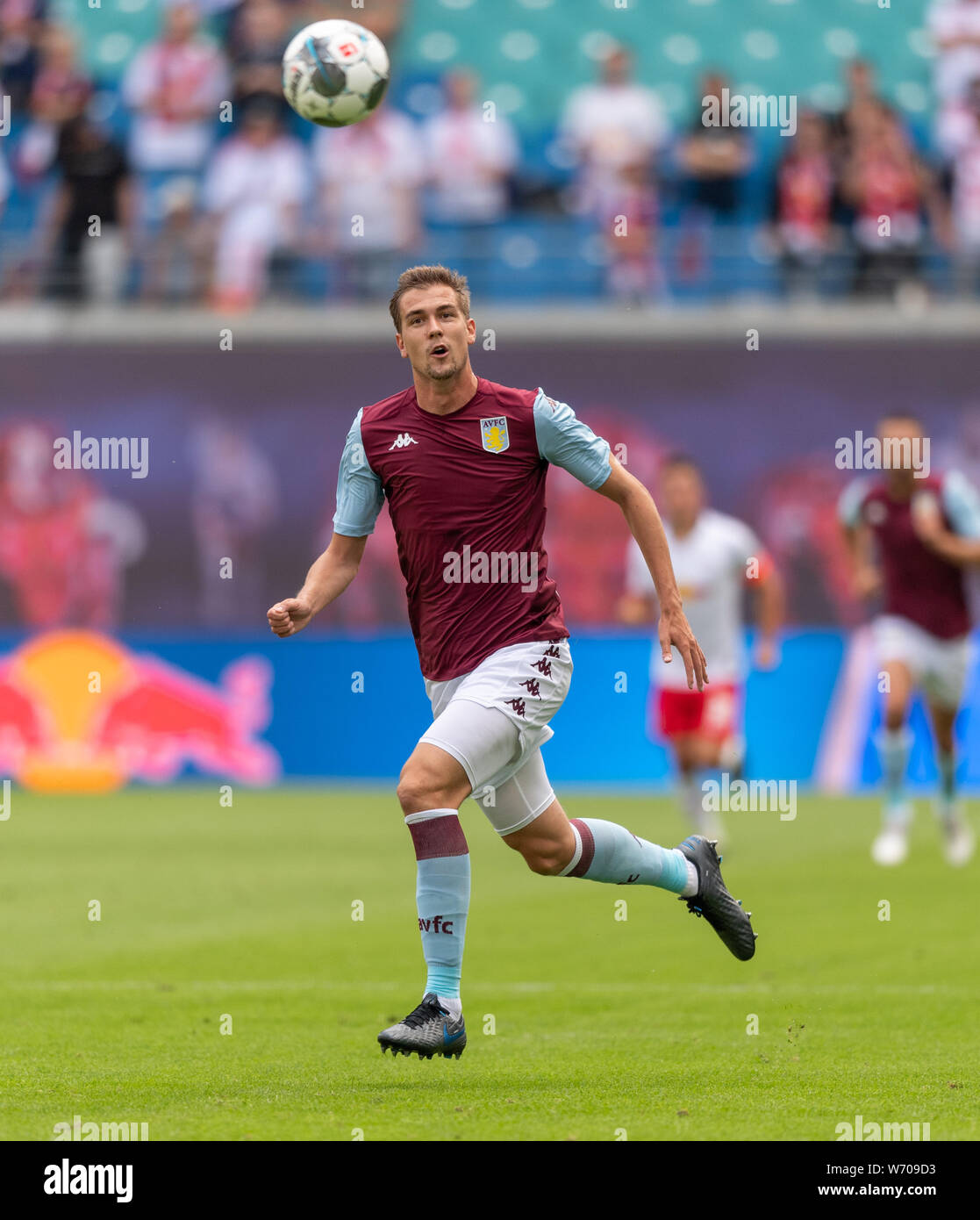 Leipzig, Deutschland. 03 Aug, 2019. Fussball: Testspiel, RB Leipzig - Aston Villa, in der Red Bull Arena in Leipzig. Björn Engels von Aston Villa spielt den Ball. Credit: Robert Michael/dpa-Zentralbild/dpa/Alamy leben Nachrichten Stockfoto