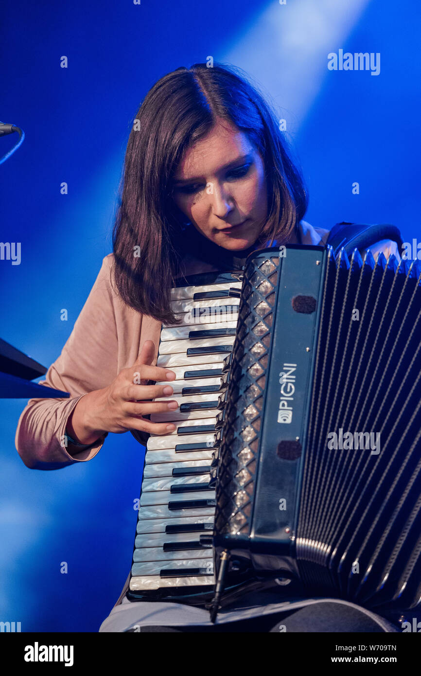 Cambridge, Großbritannien. 3. August 2019. Amy Thatcher führt mit Kathryn Tickell in Stufe 2 während der Cambridge Folk Festival. Richard Etteridge/Alamy leben Nachrichten Stockfoto