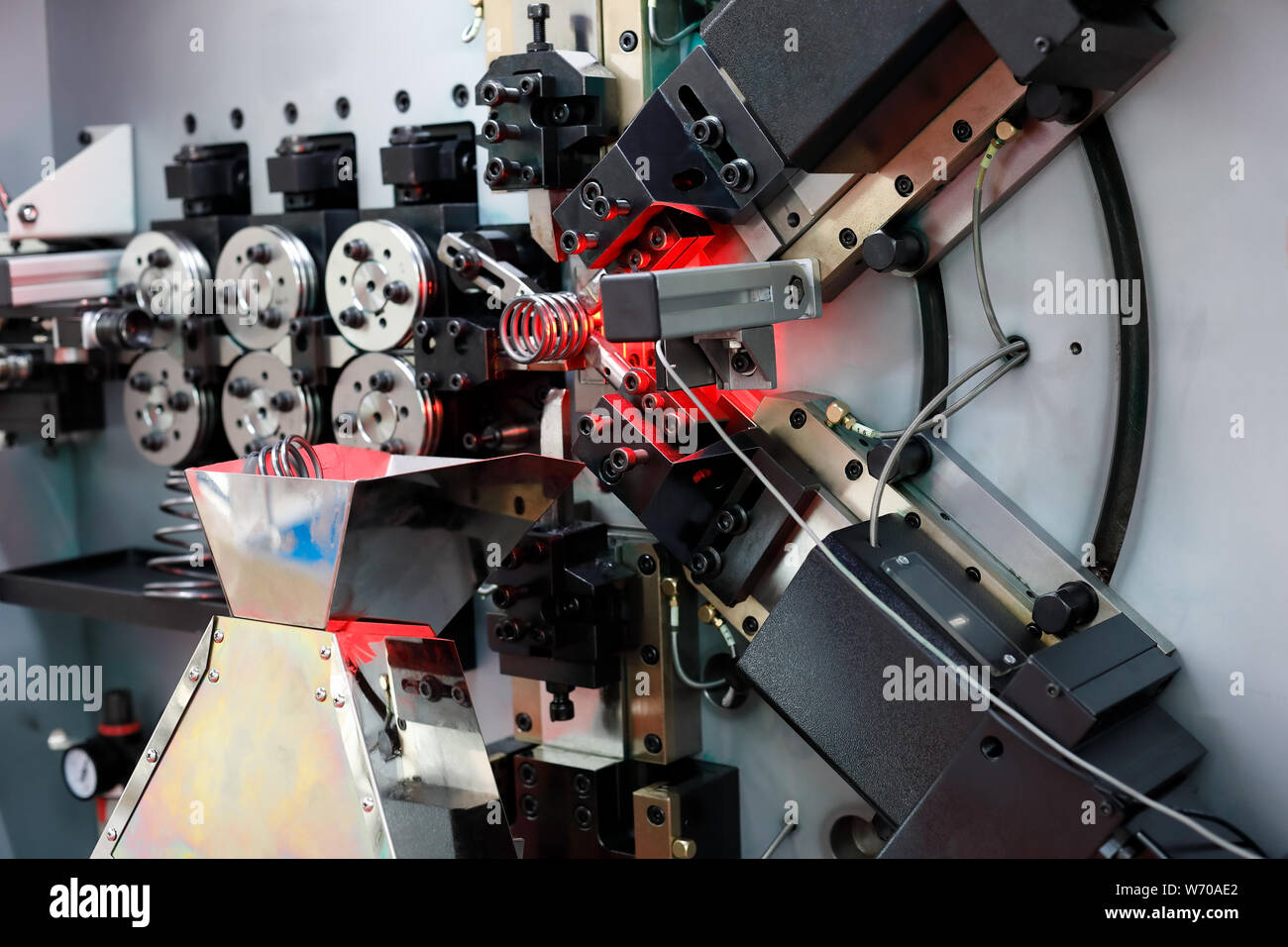 Die Federn der automatischen Wickeln CNC-Maschine. Stockfoto