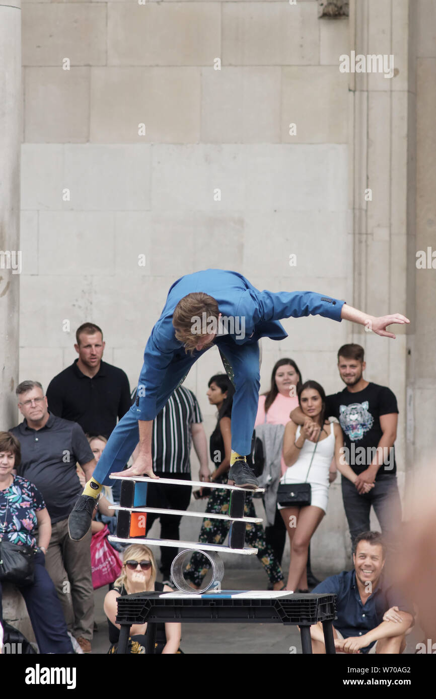 London, Großbritannien. 3. Aug 2019. Eine gefährliche Gratwanderung, die durch eine Straße Entertainer in Covent Garden zieht Beifall von Passanten. Credit: Peter Hogan/Alamy leben Nachrichten Stockfoto