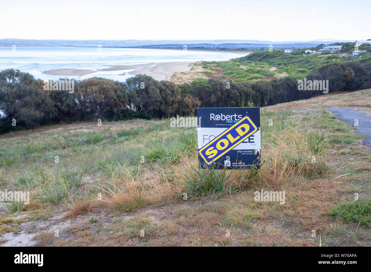Grundstück an der Küste mit einem Grundstücksmakler board verkauft, Freycinet Nationalpark, Tasmanien, Australien Stockfoto