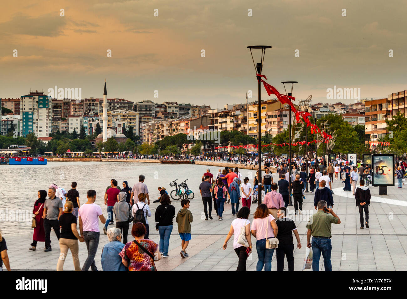 Canakkale/Türkei - vom 14. Juli 2019: Menschen im täglichen Leben am Meer in Canakkale city center Stockfoto