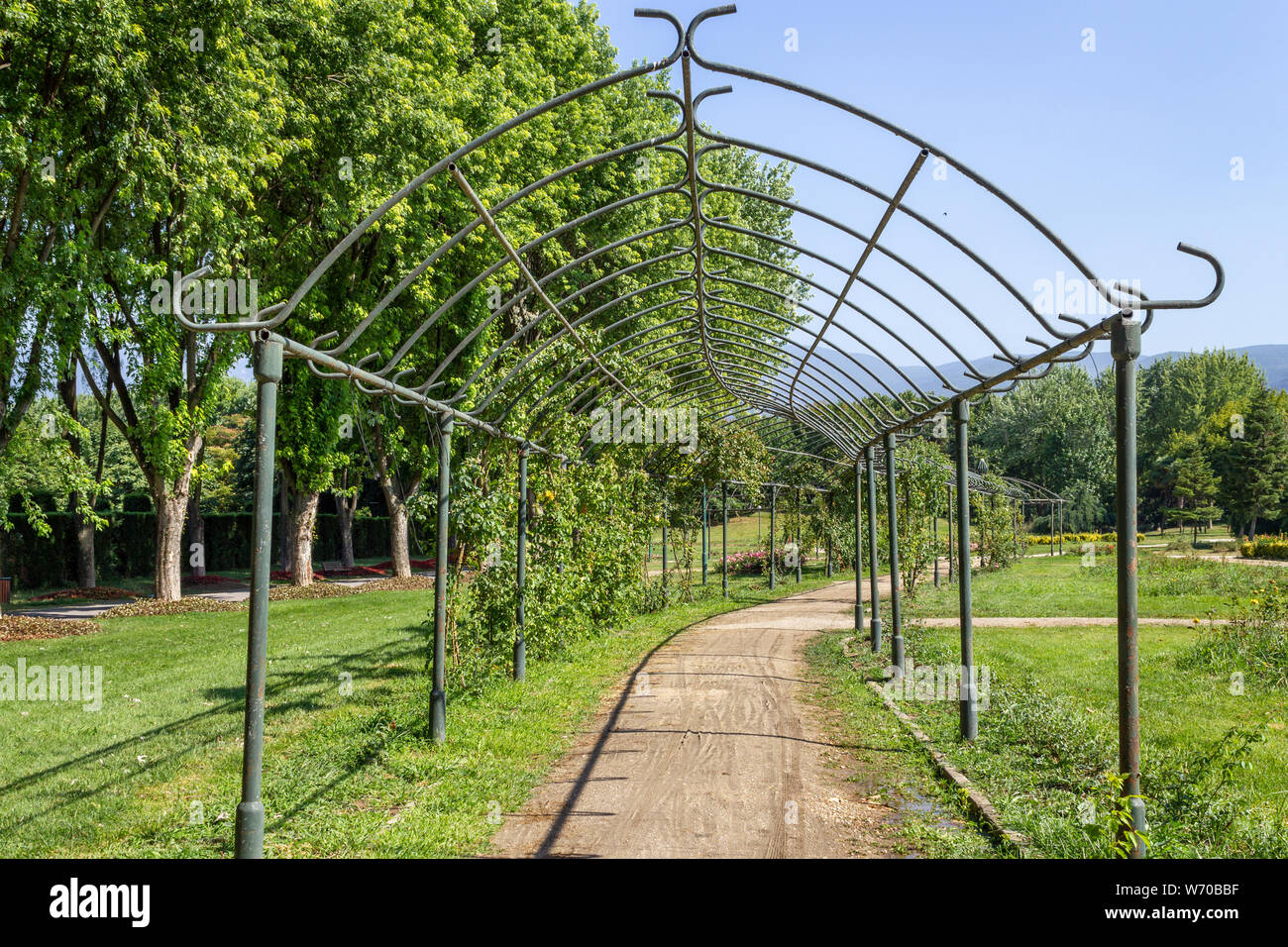 Ziergarten Eisen Rankgitter arch Tor Wanderweg Stockfoto