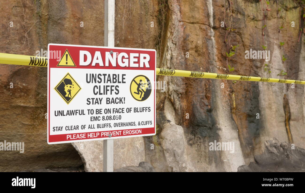 Nahaufnahme von einem Warnschild am Grandview Strand in Encinitas, Ca-Seite von einem tödlichen bluff Zusammenbruch, dass drei Personen am 2. August 2019 getötet Stockfoto