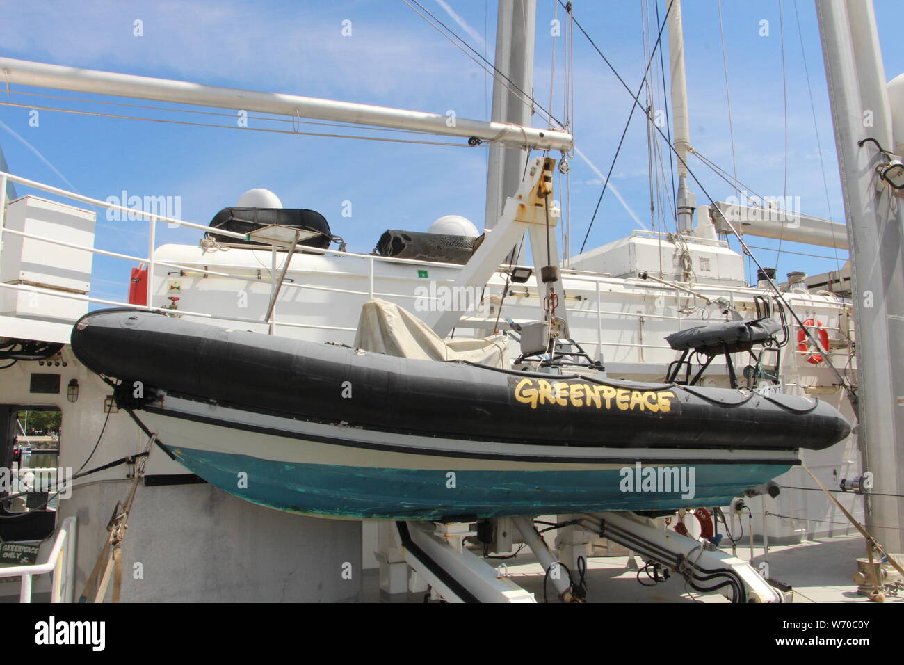 Rainbow Warrior III von Greenpeace Flaggschiff entschieden, La Rochelle als eine der beiden Skalen auf der atlantischen Küste: An: Planet von globalen Warnung speichern Stockfoto