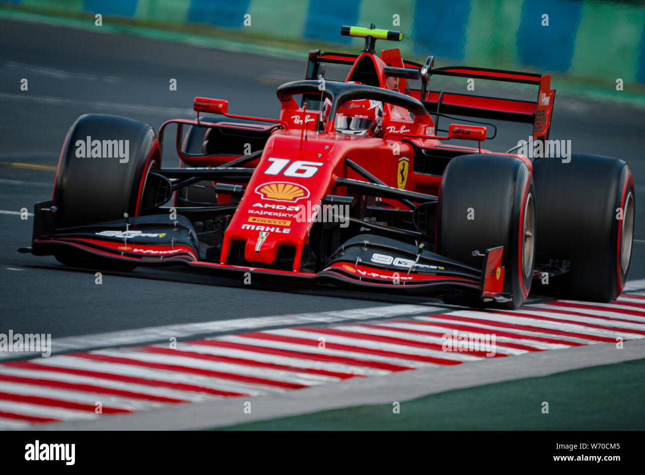 Die Scuderia Ferrari die monegassischen Treiber Charles Leclerc konkurriert im Qualifying des Ungarischen F1 Grand Prix. Stockfoto