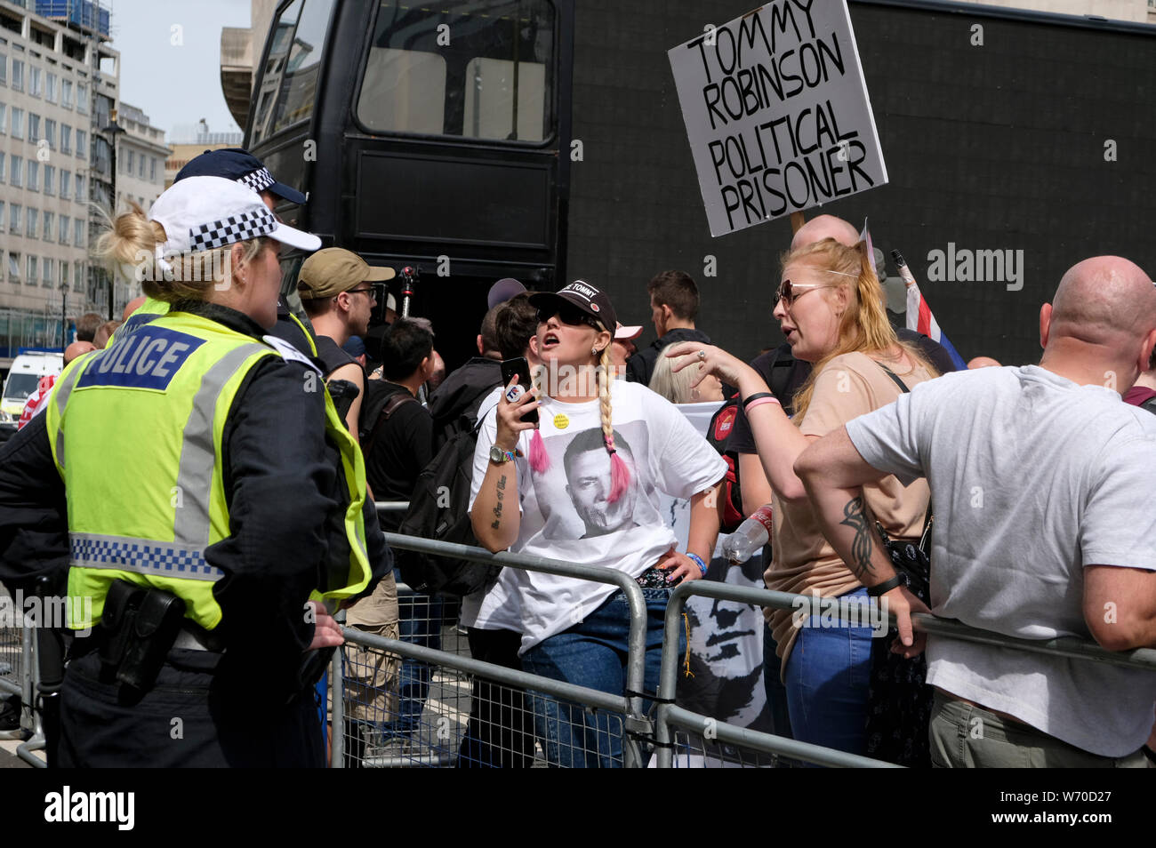 Tommy Robinson Unterstützer im Gespräch mit einem Polizisten während der Rallye. Unterstützer versammelten sich vor der BBC, die Freiheit ihrer gefangengesetzt Rechten Führer Stephen Yaxley-Lennon aka Tommy Robinson zu verlangen. Während der Rallye, die Polizei eingreifen musste und ihre Schlagstöcke heben, wenn ein Polizeiwagen durch die Tommy Robinson Anhänger angegriffen wurde. Eine Person wurde nach der Konfrontation verhaftet. Stockfoto