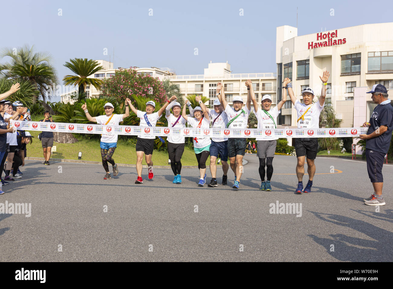 Fukushima, Japan. 3 Aug, 2019. Teilnehmer kommen zu dem Ziel während des ''1000 km Relais zu Tokyo 2019'' Staffellauf im Spa Resort Hawaiianer. Die ''Tohoku Media Tour: Fukushima Kurs'", organisiert von der Tokyo Metropolitan Government (TMG) präsentiert die Wiederherstellungsmaßnahmen in Fukushima, der von der 2011 grossen Osten Japan Erdbeben betroffen. Credit: Rodrigo Reyes Marin/ZUMA Draht/Alamy leben Nachrichten Stockfoto