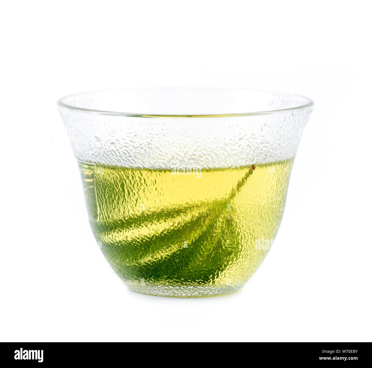 Marihuana Kräutertee serviert im Glas Teetasse Stockfoto