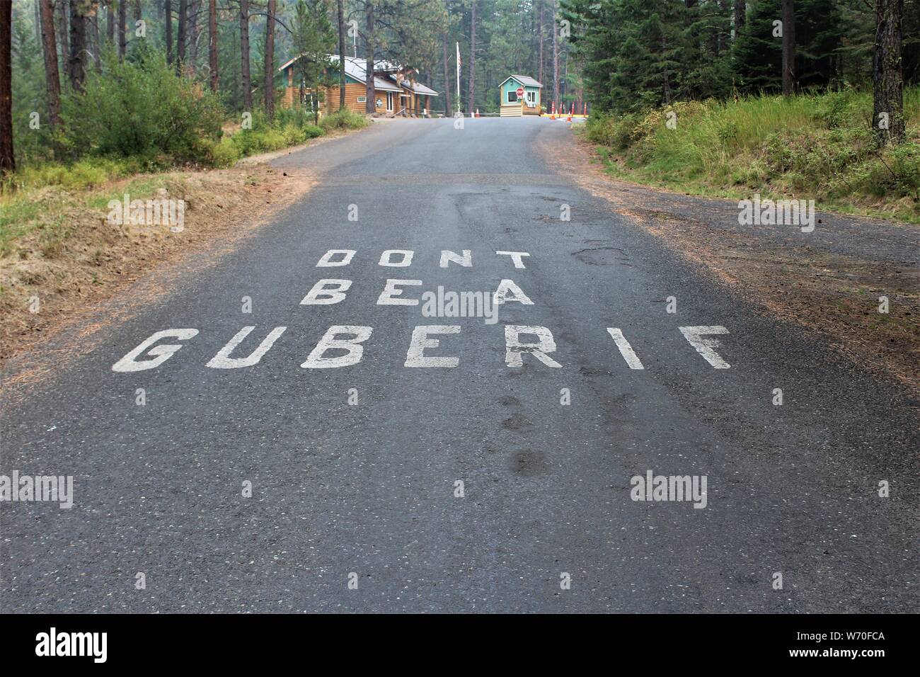 Fahrbahn Kennzeichnung am Eingang zu Winchester Lake State Park in Idaho warnt Camper 'Don't ein Guberif" (Firebug) Stockfoto