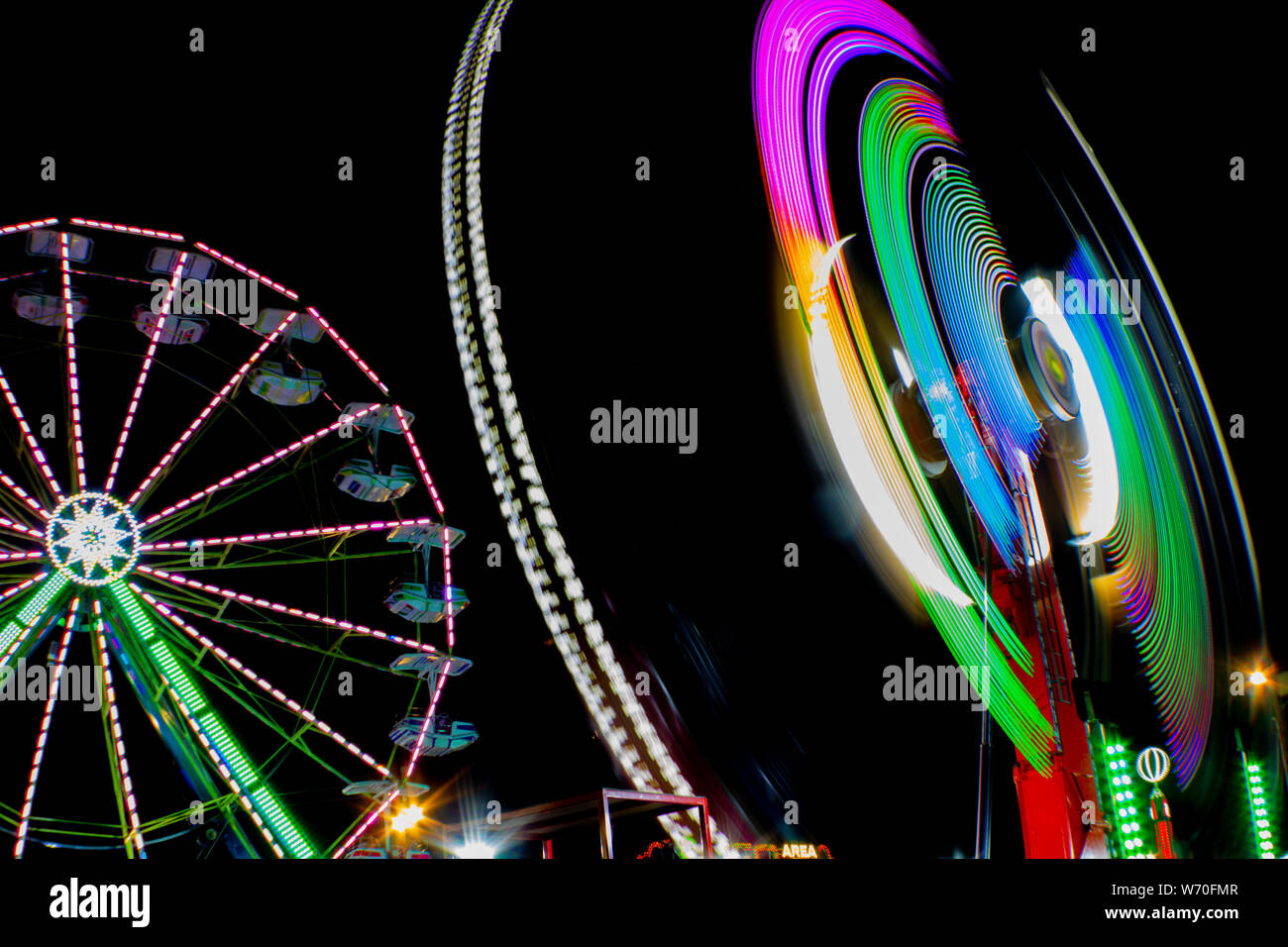 Riesenrad Karneval Fahrt bei Nacht mit langen Belichtungszeiten Stockfoto
