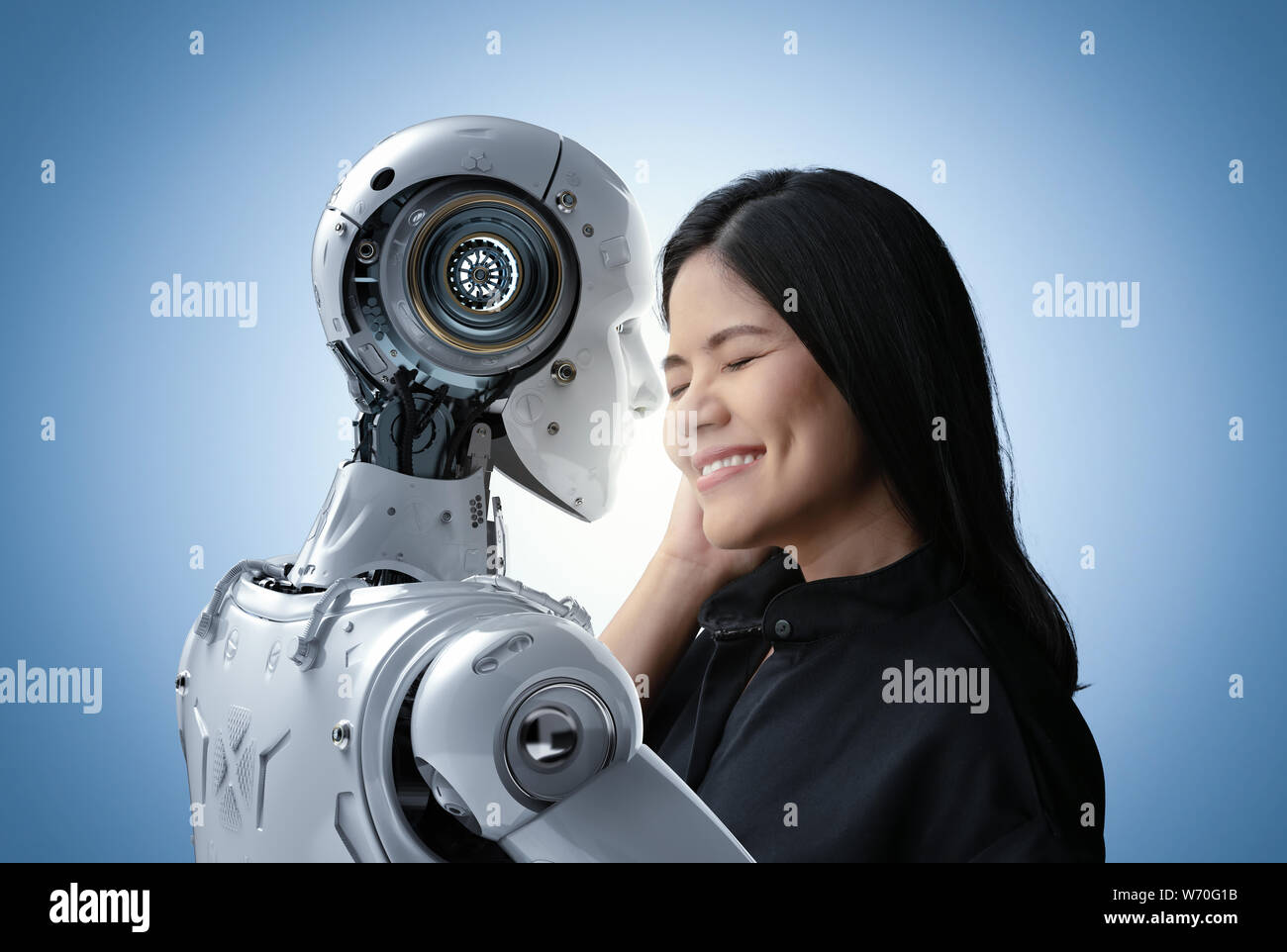 Asiatische Frau glücklich leben mit Cyborg oder Roboter Stockfoto