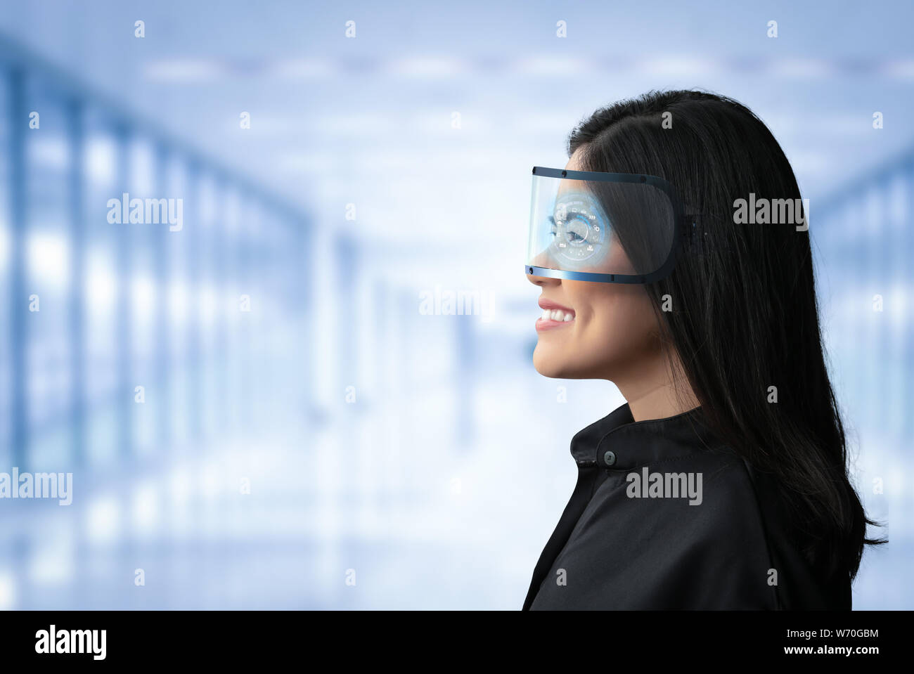 Asiatische Frau tragen Schutzbrille oder Headset Stockfoto