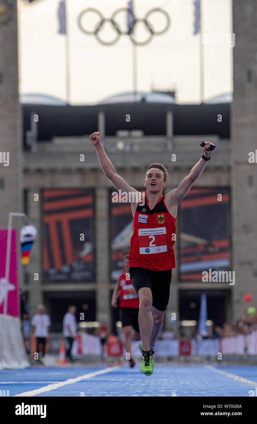 Berlin, Deutschland. 03 Aug, 2019. Der Moderne Fünfkampf: Deutsche Meisterschaft, Laser, Olympischen Platz. Fabian Liebig überquert die Ziellinie. Liebig gewann die Laser. Credit: Monika Skolimowska/dpa-Zentralbild/dpa/Alamy leben Nachrichten Stockfoto