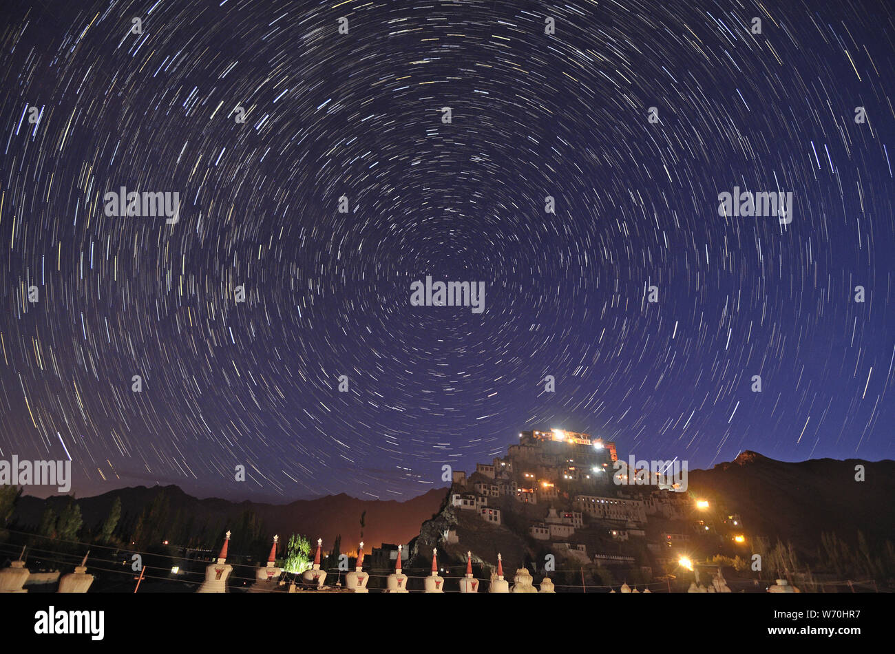 Sternspuren über Thicksey Kloster, Leh, Ladakh Stockfoto