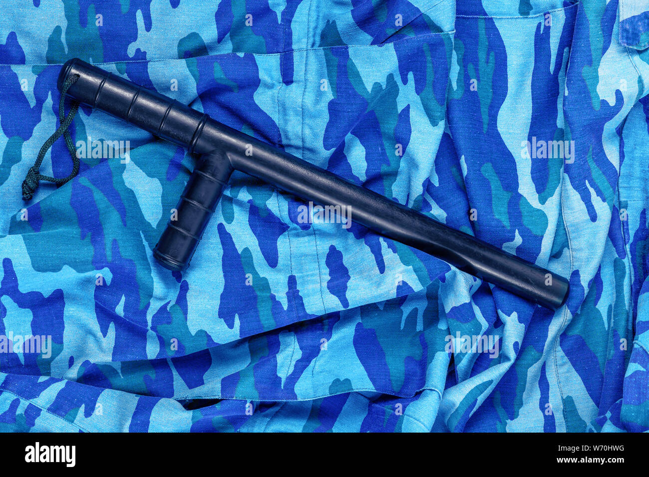Gummi schwarz Baton auf Blau urban russischen Bereitschaftspolizei camouflage Flach "top-down"-Perspektive. Stockfoto