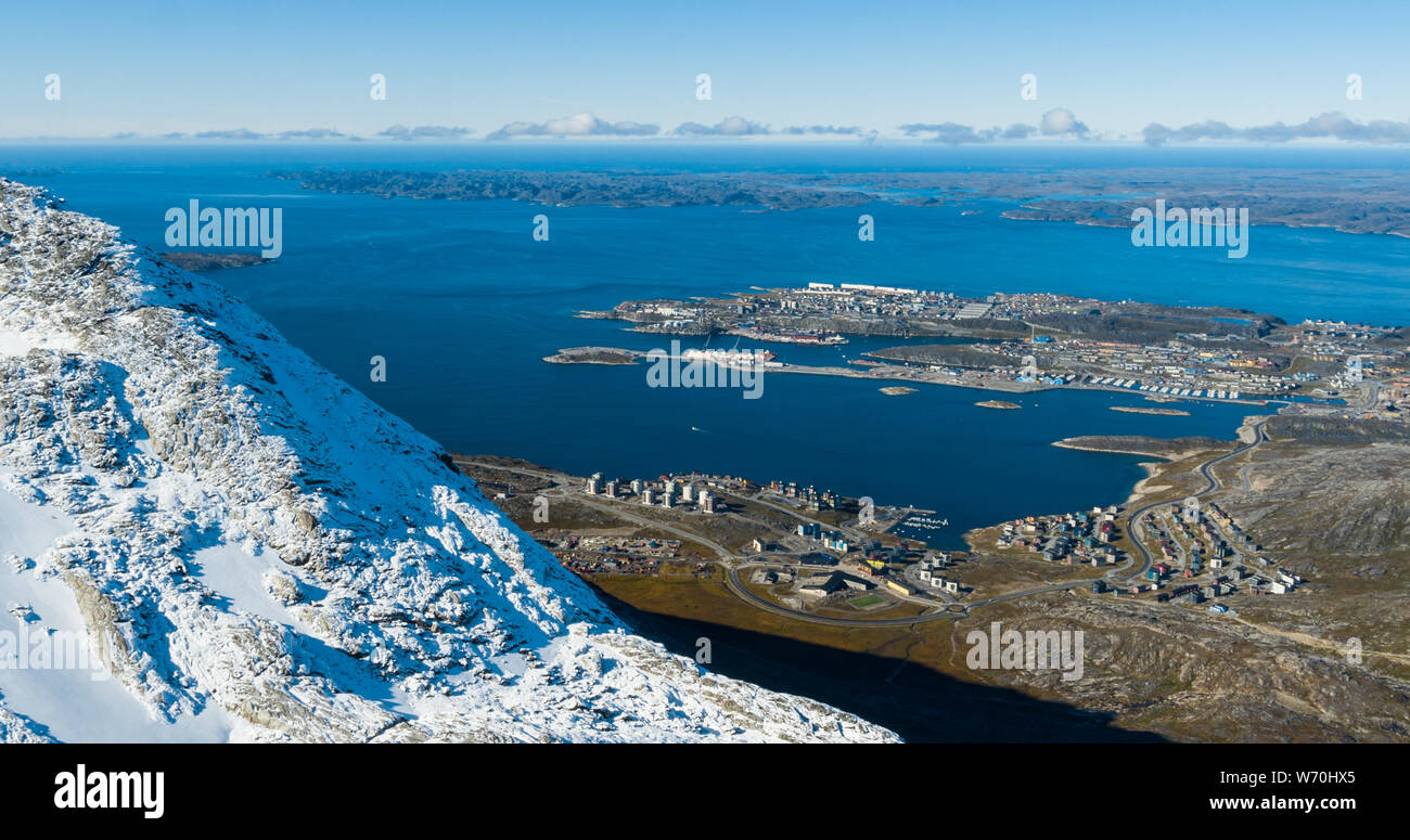 Greenlands Hauptstadt Nuuk - größte Stadt in Grönland Luftaufnahme. Drone Bild von Nuuk aus Luft, aka Godthåb vom Berg Sermitsiaq gesehen auch Nuup Kangerlua Fjord. Stockfoto